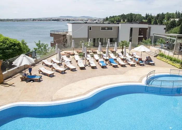 St. Panteleimon מלון